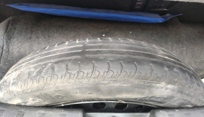 2016 Maruti Swift VXI, CNG, Manual, 69,559 km, tyre