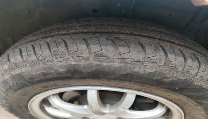 2016 Maruti Swift VXI, CNG, Manual, 69,559 km, tyre