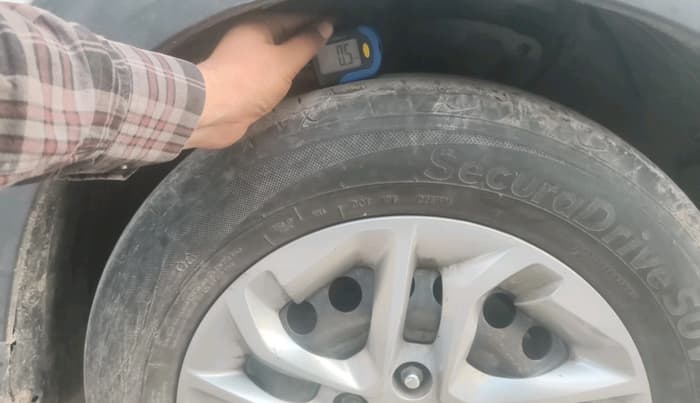 2022 KIA CARENS PREMIUM 1.5 DIESEL 7 STR, Diesel, Manual, 1,21,968 km, tyre