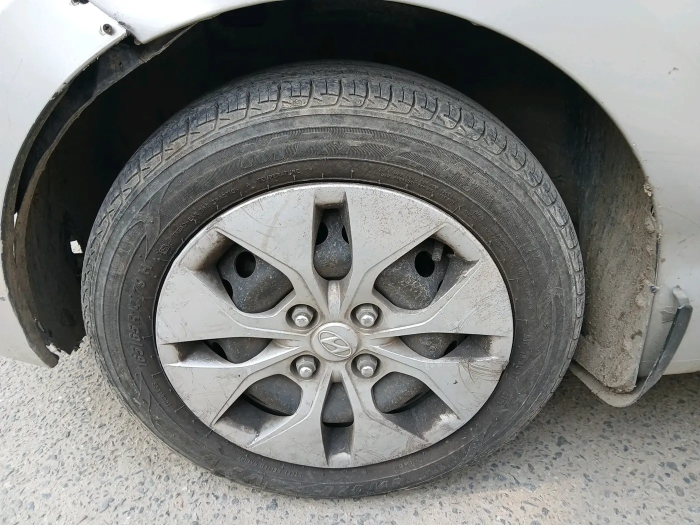 2015 Hyundai Xcent S 1.2, Petrol, Manual, 1,16,502 km, tyre