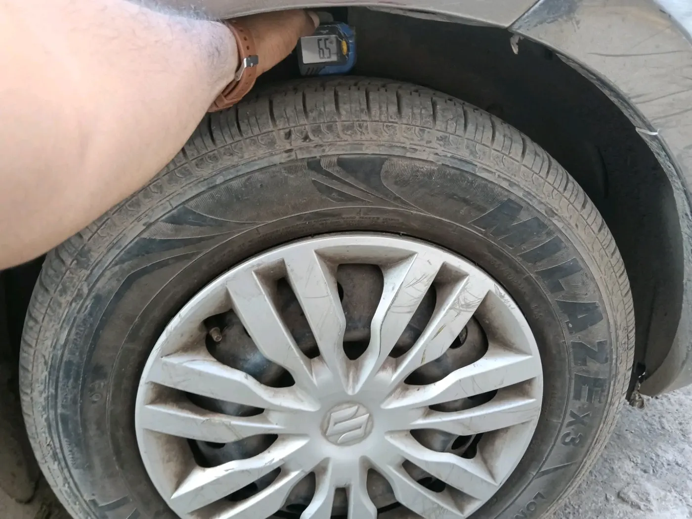 2019 Maruti Dzire VXI AMT, CNG, Automatic, 90,104 km, tyre