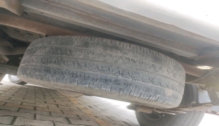 2011 Chevrolet Tavera NEO LS B3 7 STR BS III, Diesel, Manual, 2,39,552 km, tyre