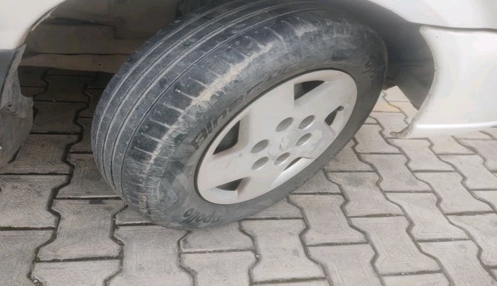 2011 Chevrolet Tavera NEO LS B3 7 STR BS III, Diesel, Manual, 2,39,552 km, tyre