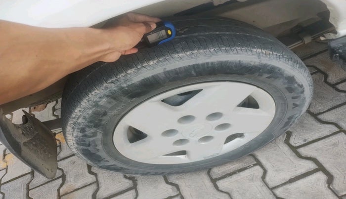 2011 Chevrolet Tavera NEO LS B3 7 STR BS III, Diesel, Manual, 2,39,552 km, tyre