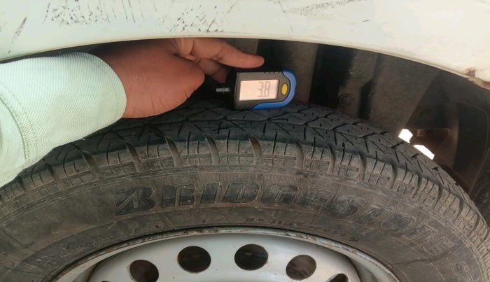 2016 Maruti Swift LXI (O), Petrol, Manual, 1,05,234 km, tyre