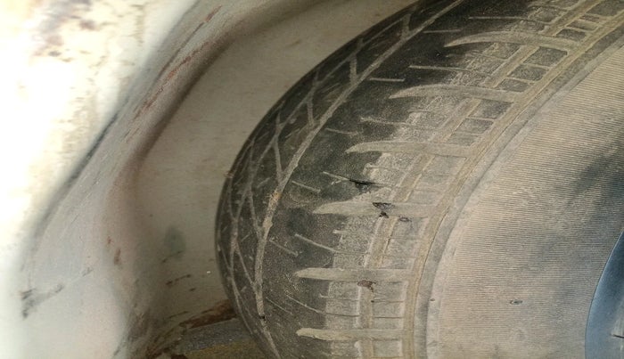 2016 Maruti Swift LXI (O), Petrol, Manual, 1,05,234 km, tyre