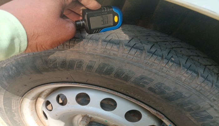 2016 Maruti Swift LXI (O), Petrol, Manual, 1,05,234 km, tyre