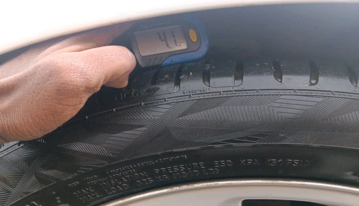 2013 Volvo S60 SUMMUM D4, Diesel, Automatic, 1,30,533 km, tyre