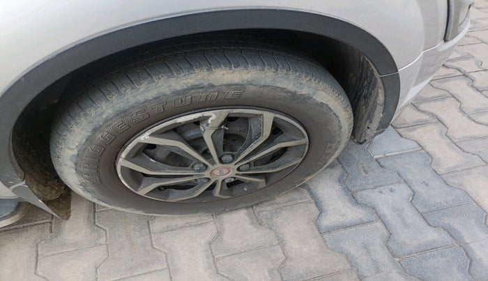 2016 Mahindra XUV500 W6 1.99, Diesel, Manual, 1,23,458 km, tyre