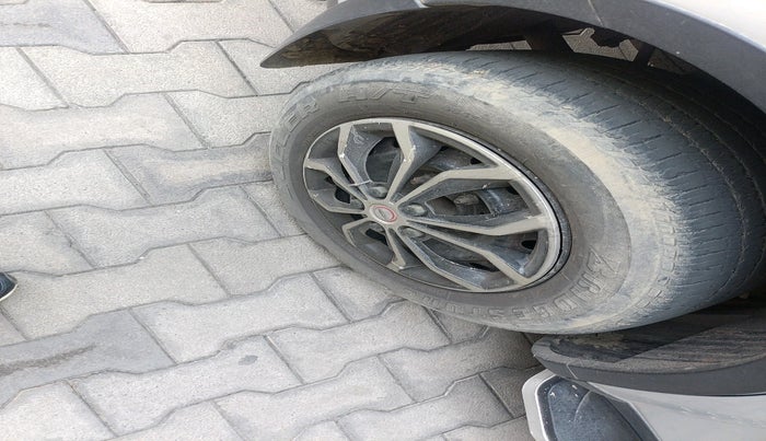 2016 Mahindra XUV500 W6 1.99, Diesel, Manual, 1,23,458 km, tyre