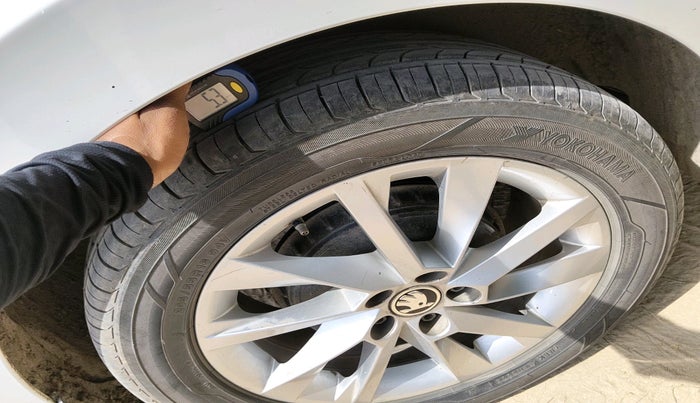 2022 Skoda SLAVIA AMBITION 1.0L TSI MT, Petrol, Manual, 93,577 km, tyre