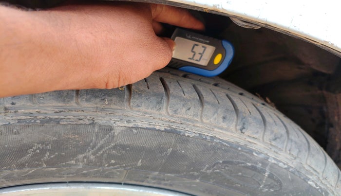 2010 Honda Civic 1.8L I-VTEC V MT, CNG, Manual, 1,01,542 km, tyre