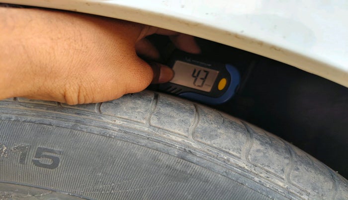 2010 Honda Civic 1.8L I-VTEC V MT, CNG, Manual, 1,01,542 km, tyre