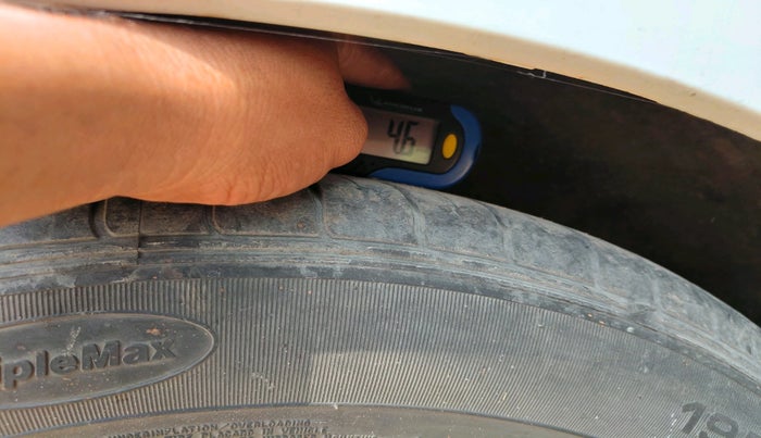 2010 Honda Civic 1.8L I-VTEC V MT, CNG, Manual, 1,01,542 km, tyre