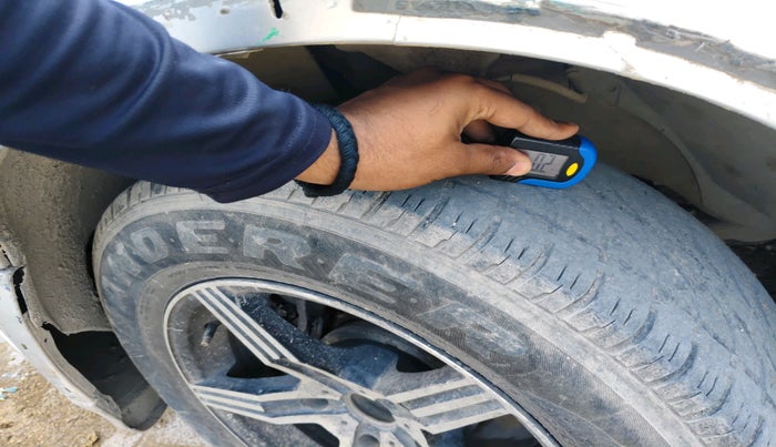 2017 Mahindra XUV500 W6 1.99, Diesel, Manual, 1,43,587 km, tyre