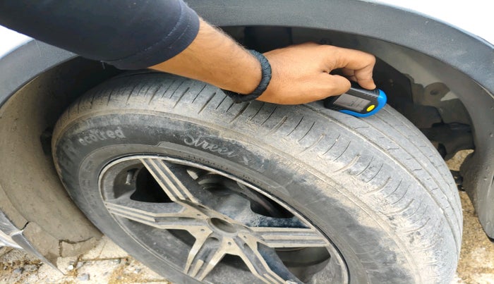 2017 Mahindra XUV500 W6 1.99, Diesel, Manual, 1,43,587 km, tyre