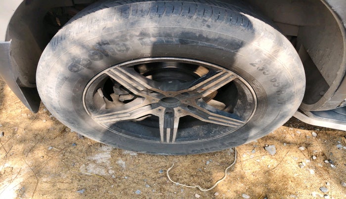 2017 Mahindra XUV500 W6 1.99, Diesel, Manual, 1,43,587 km, tyre