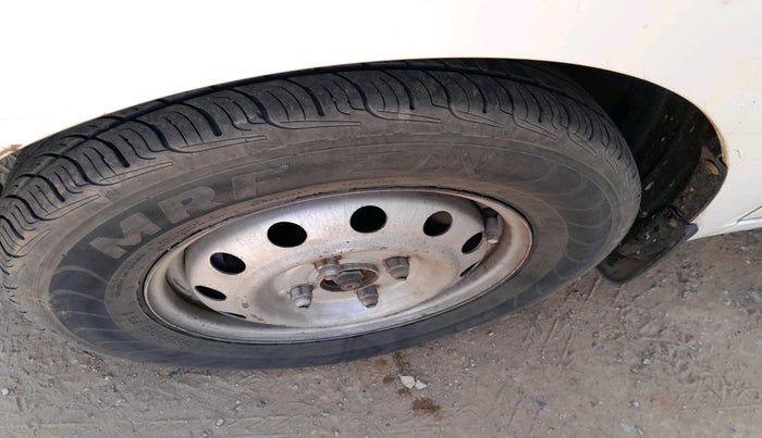 2014 Hyundai i10 MAGNA 1.1, CNG, Manual, 1,90,776 km, tyre