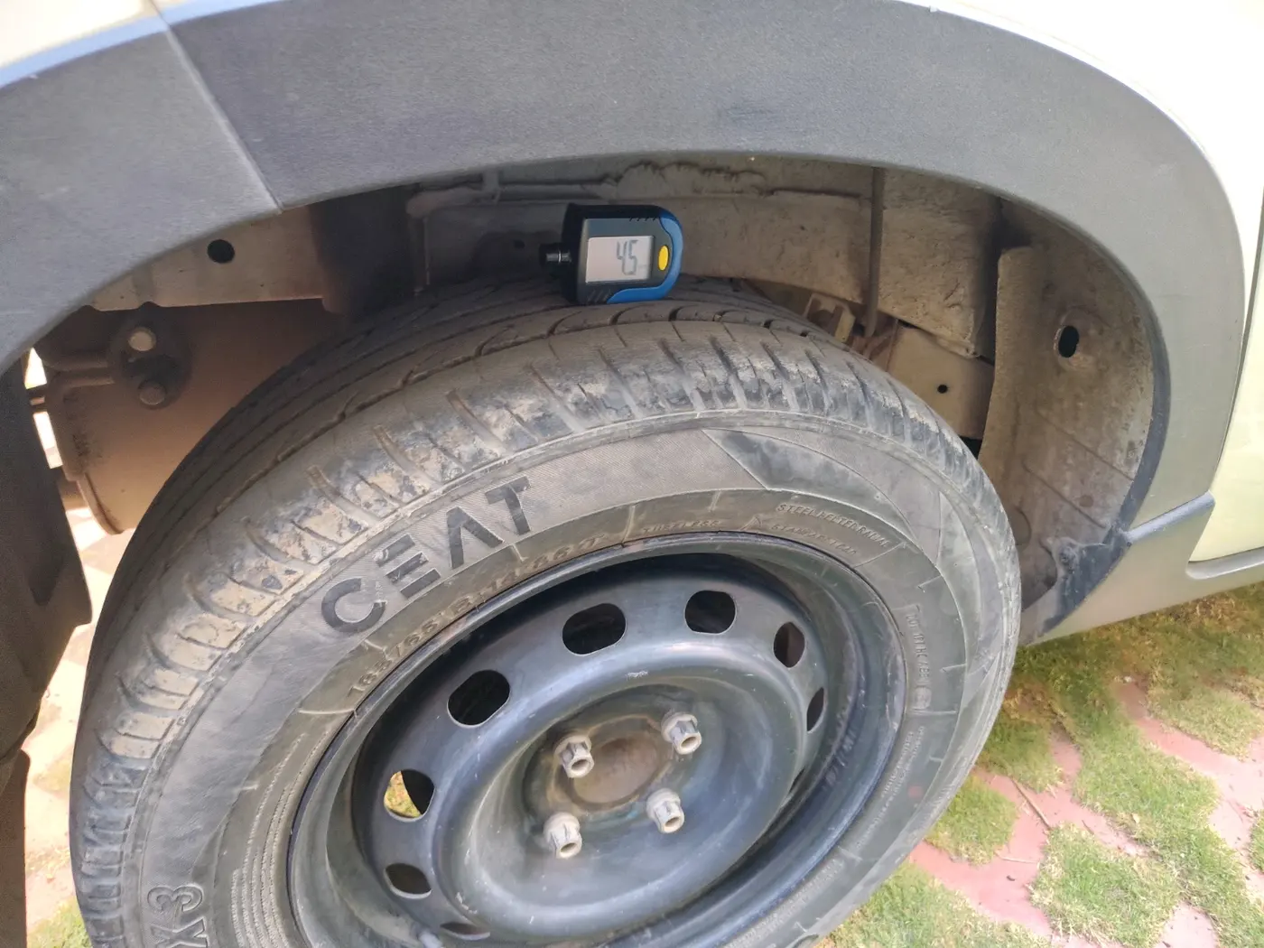 2016 Mahindra Kuv100 K4 6 STR, Petrol, Manual, 85,831 km, tyre