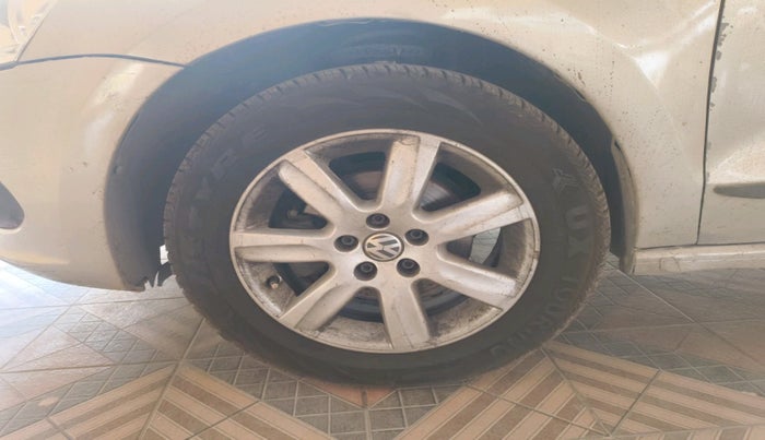 2011 Volkswagen Vento HIGHLINE 1.6 MPI, Petrol, Manual, 1,15,510 km, tyre