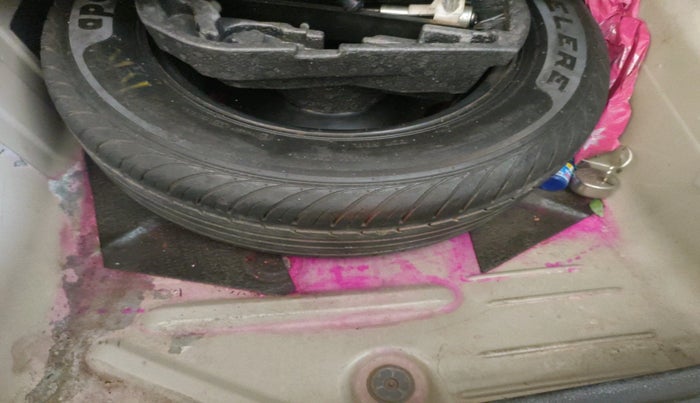 2011 Volkswagen Vento HIGHLINE 1.6 MPI, Petrol, Manual, 1,15,510 km, tyre