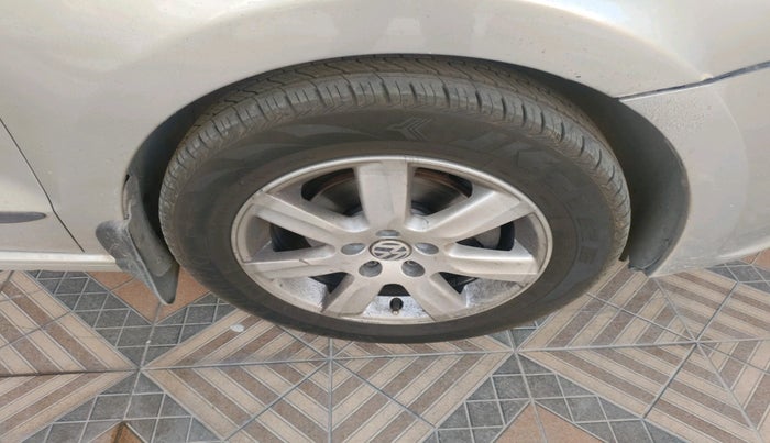 2011 Volkswagen Vento HIGHLINE 1.6 MPI, Petrol, Manual, 1,15,510 km, tyre