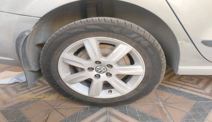 2011 Volkswagen Vento HIGHLINE 1.6 MPI, Petrol, Manual, 1,15,510 km, tyre