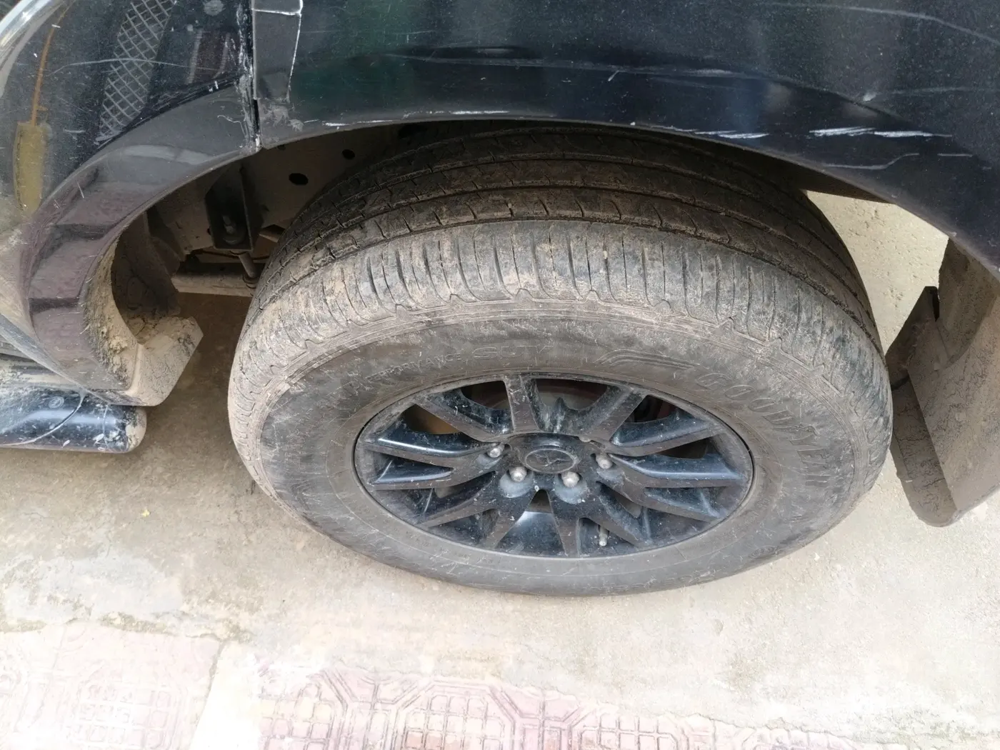 2013 Mitsubishi Pajero Sport 2.5 MT 4X4, Diesel, Manual, 1,32,831 km, tyre