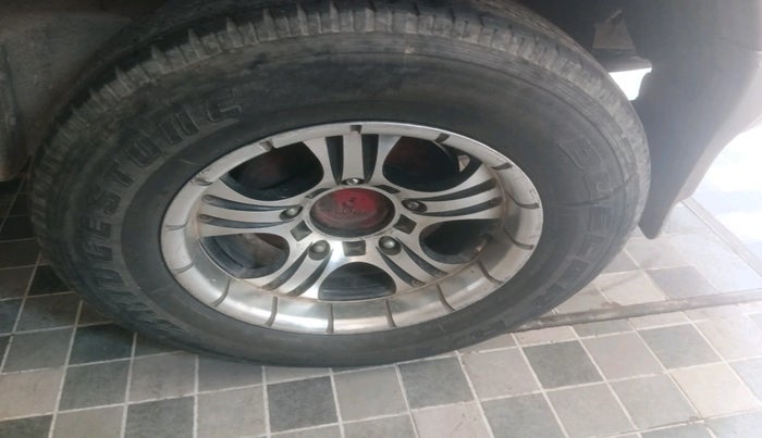 2006 Mahindra Scorpio 2.6 SLX CRDE, Diesel, Manual, 1,20,000 km, tyre