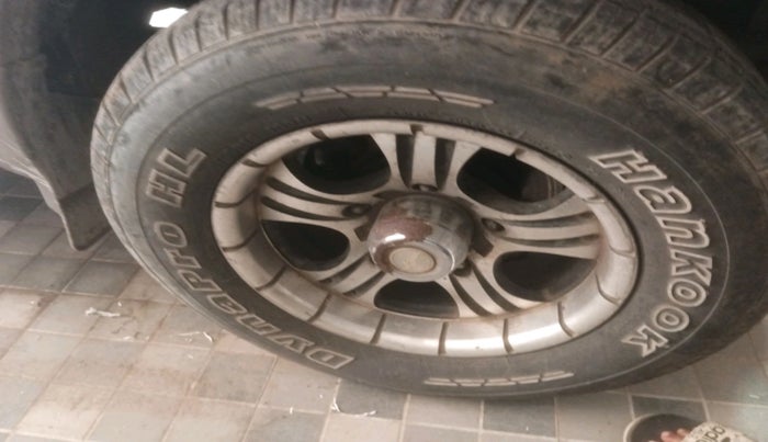 2006 Mahindra Scorpio 2.6 SLX CRDE, Diesel, Manual, 1,20,000 km, tyre