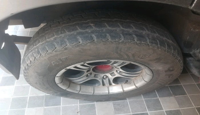 2006 Mahindra Scorpio 2.6 SLX CRDE, Diesel, Manual, 1,20,000 km, tyre