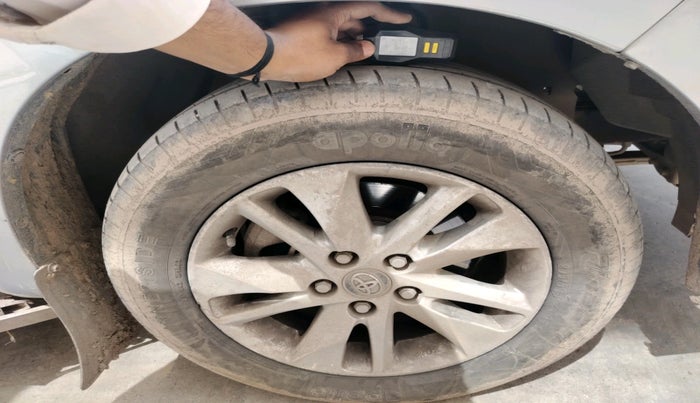 2016 Toyota Innova Crysta 2.4 VX 8 STR, Diesel, Manual, 1,73,589 km, tyre