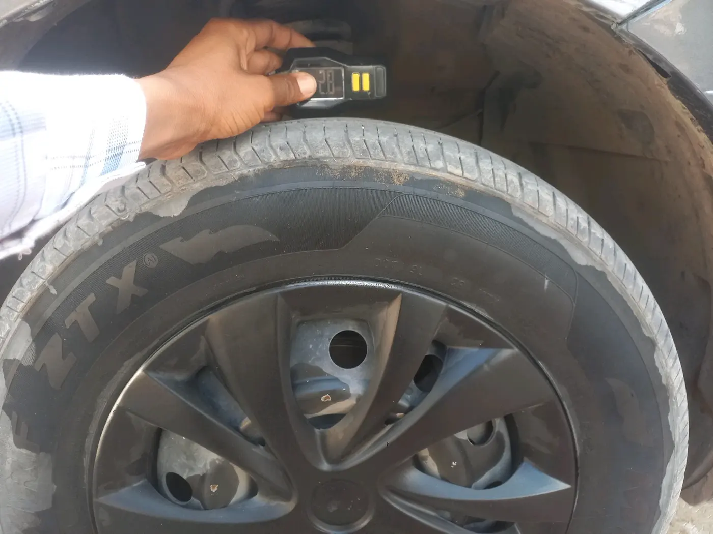 2016 Maruti Swift VXI, CNG, Manual, 1,47,255 km, tyre