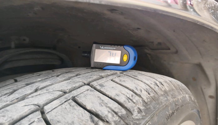 2016 Toyota Innova Crysta 2.8 ZX AT 7 STR, Diesel, Automatic, 1,76,764 km, tyre