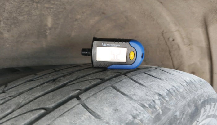 2016 Toyota Innova Crysta 2.8 ZX AT 7 STR, Diesel, Automatic, 1,76,764 km, tyre