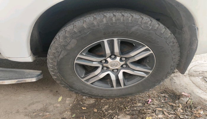 2013 Toyota Fortuner 3.0 4X2 AT, Diesel, Automatic, 2,19,763 km, tyre