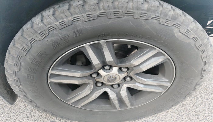 2013 Toyota Fortuner 3.0 4X2 AT, Diesel, Automatic, 2,19,763 km, tyre