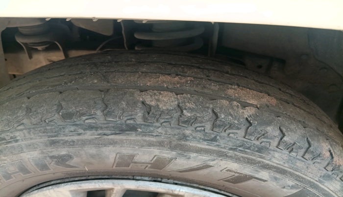 2017 Mahindra TUV300 T6, Diesel, Manual, 1,06,894 km, tyre