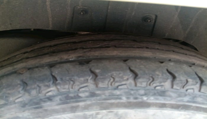 2017 Mahindra TUV300 T6, Diesel, Manual, 1,06,894 km, tyre