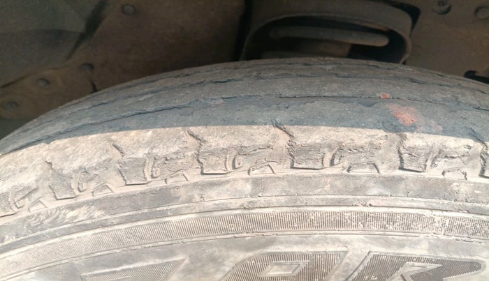 2017 Mahindra TUV300 T6, Diesel, Manual, 1,06,894 km, tyre