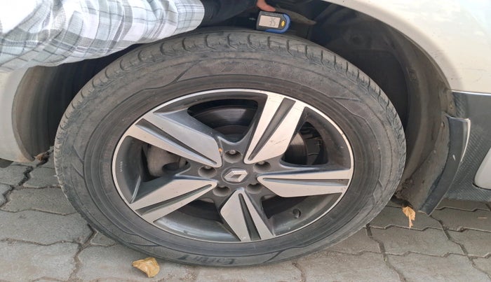 2015 Renault Koleos 4x4 AT, Diesel, Automatic, 1,80,244 km, tyre