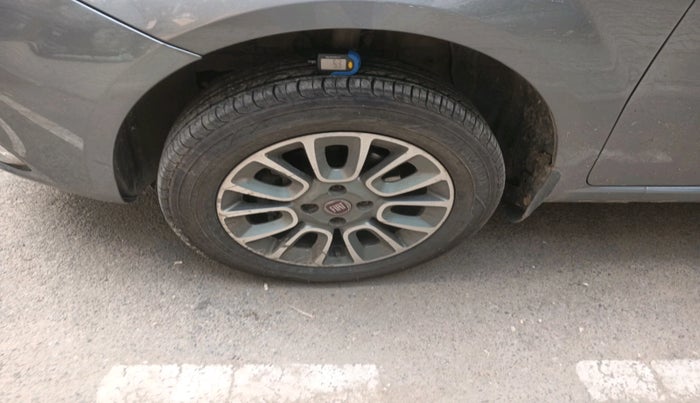 2015 Fiat Punto EVO EMOTION 1.3 MULTIJET, Diesel, Manual, 1,01,431 km, tyre