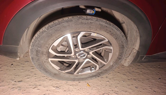 2022 KIA CARENS LUXURY PLUS 1.4 PETROL 7 STR, Petrol, Manual, 22,488 km, tyre