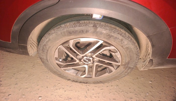 2022 KIA CARENS LUXURY PLUS 1.4 PETROL 7 STR, Petrol, Manual, 22,488 km, tyre