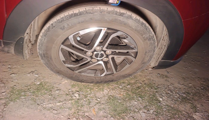 2022 KIA CARENS LUXURY PLUS 1.4 PETROL 7 STR, Petrol, Manual, 22,488 km, tyre