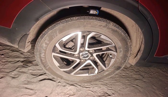 2022 KIA CARENS LUXURY PLUS 1.4 PETROL 7 STR, Petrol, Manual, 22,488 km, tyre