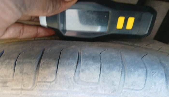 2016 Maruti Swift LXI (O), Petrol, Manual, 83,065 km, tyre