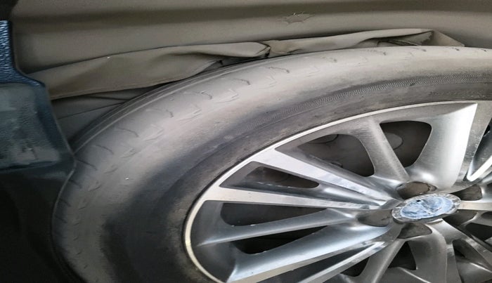 2016 Toyota Corolla Altis VL CVT PETROL, Petrol, Automatic, 1,78,719 km, tyre