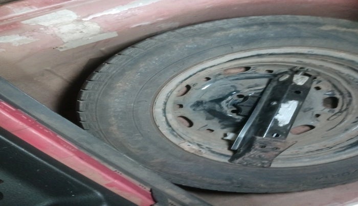 2011 Volkswagen Polo HIGHLINE DIESEL, Diesel, Manual, 1,96,161 km, tyre