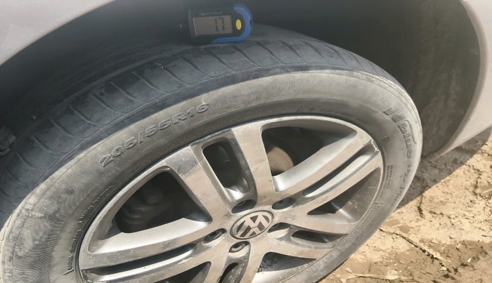 2014 Volkswagen Jetta HIGHLINE TDI AT, Diesel, Automatic, 1,67,517 km, tyre